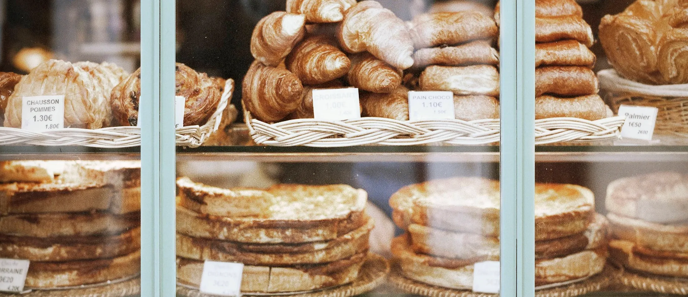 Vitrine de boulangerie garnie de viennoiseries