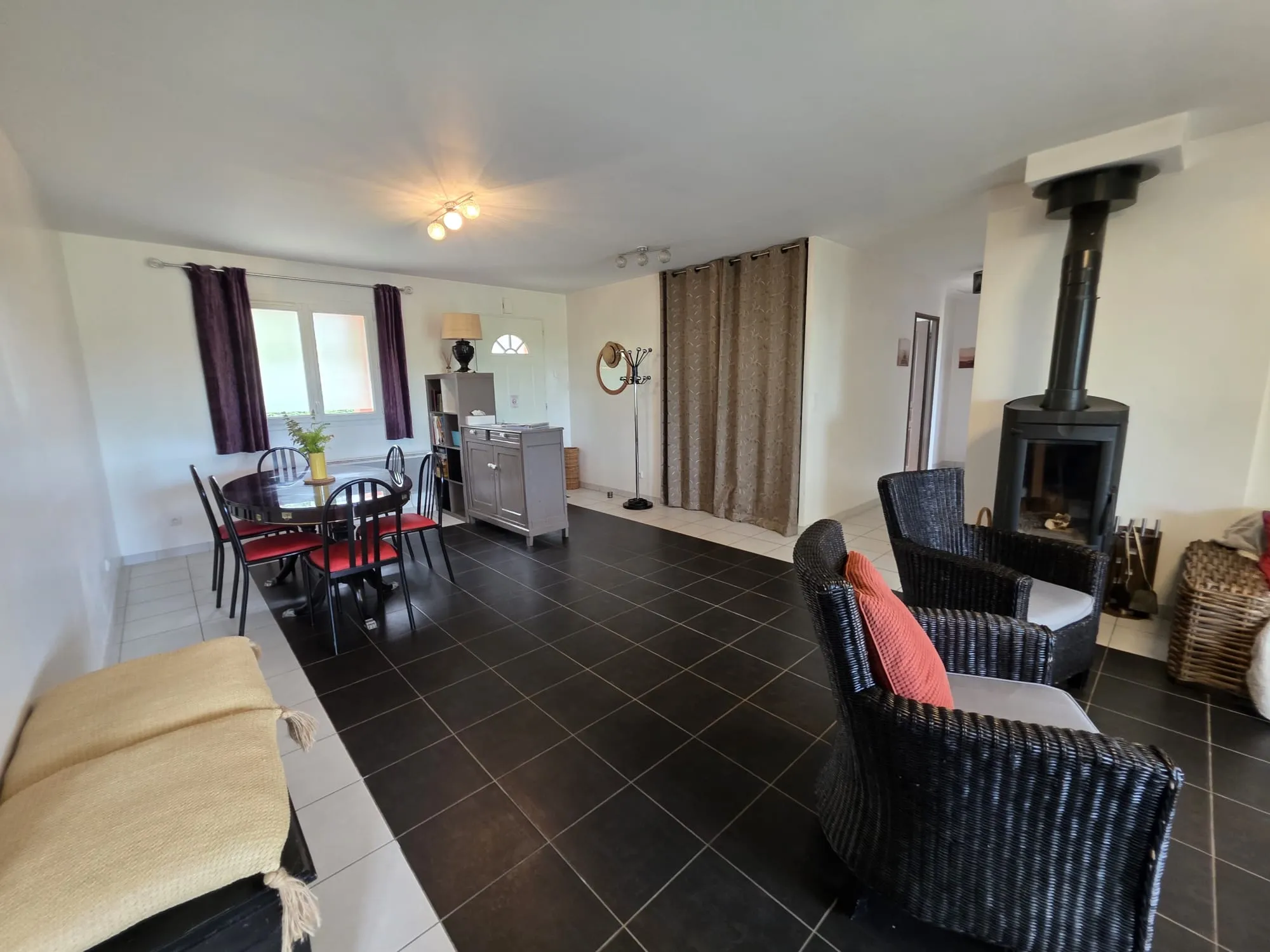 Le coin repas avec table et chaises près de l’entrée