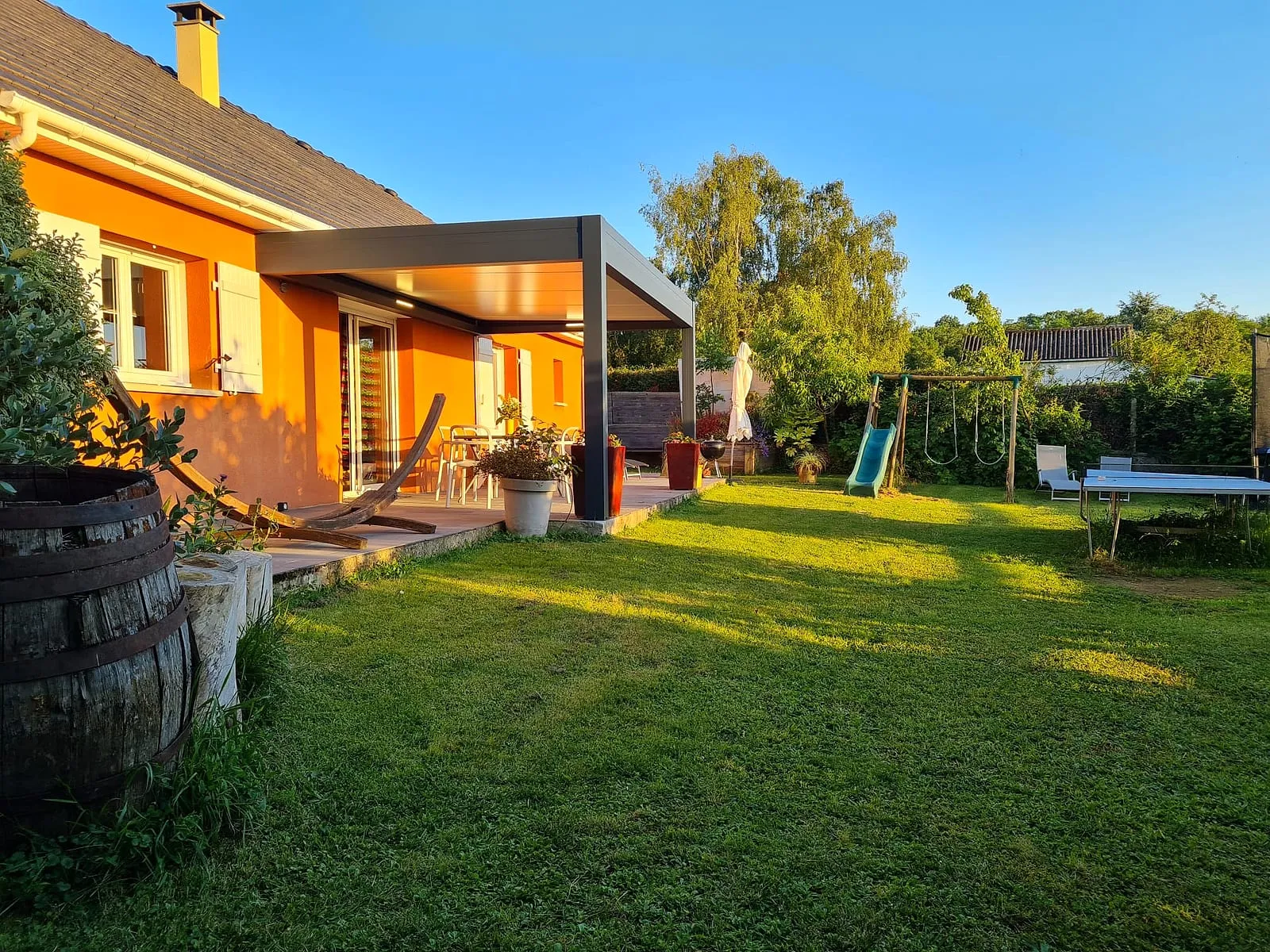 La maison du gîte et son jardin clos au coucher du soleil