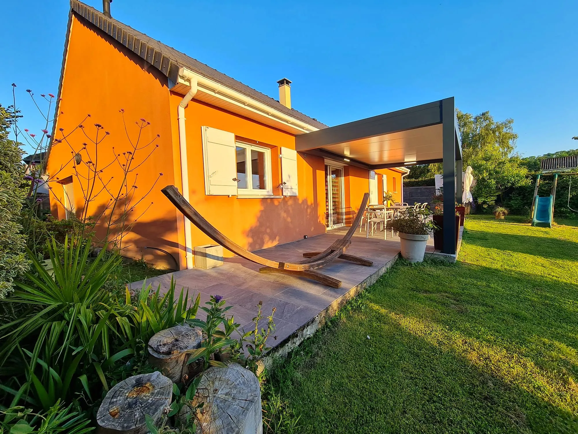 La maison du gîte Labradors de Bailly à l'heure dorée