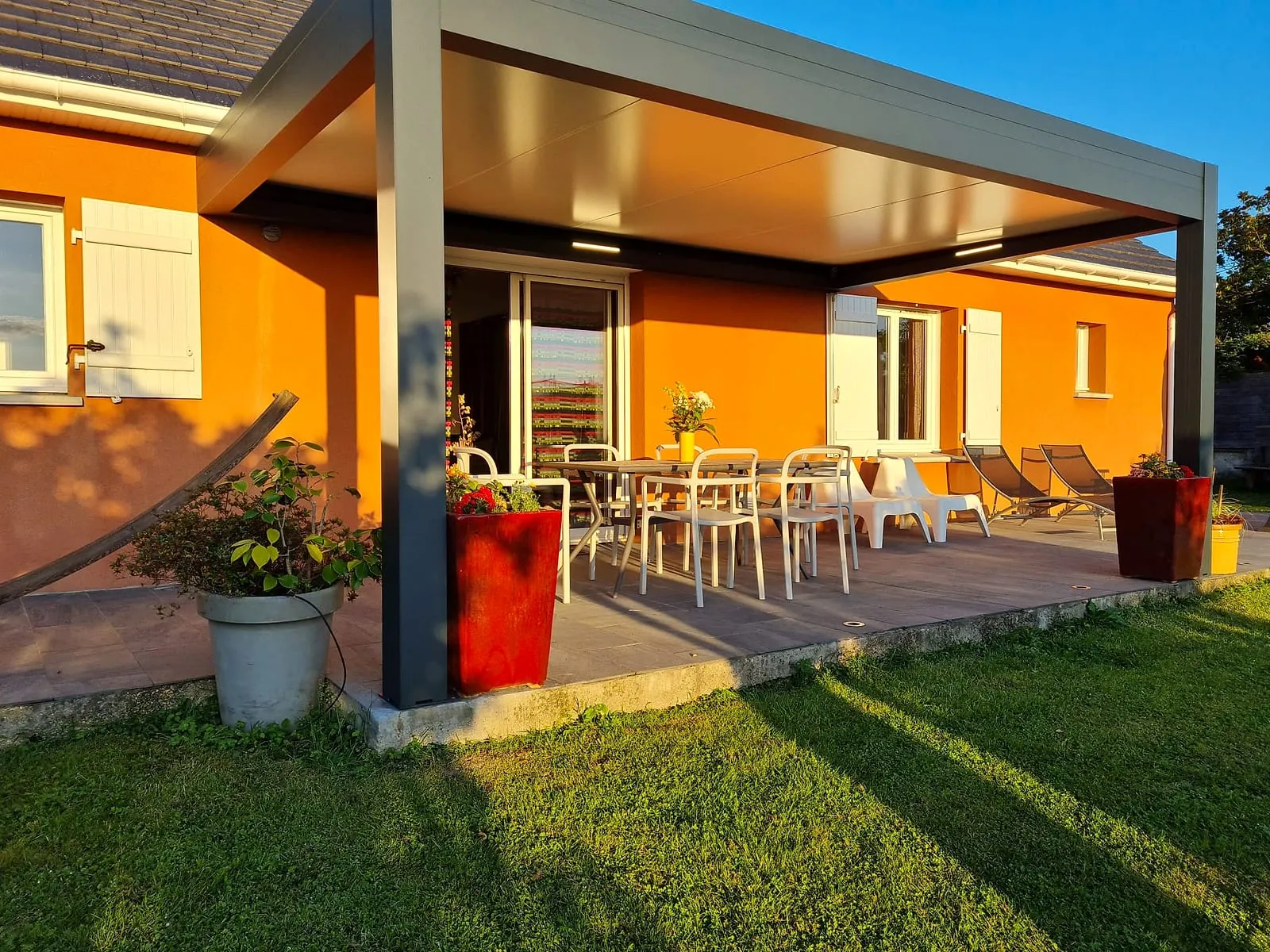 Terrasse couverte du gîte prête à accueillir les voyageurs