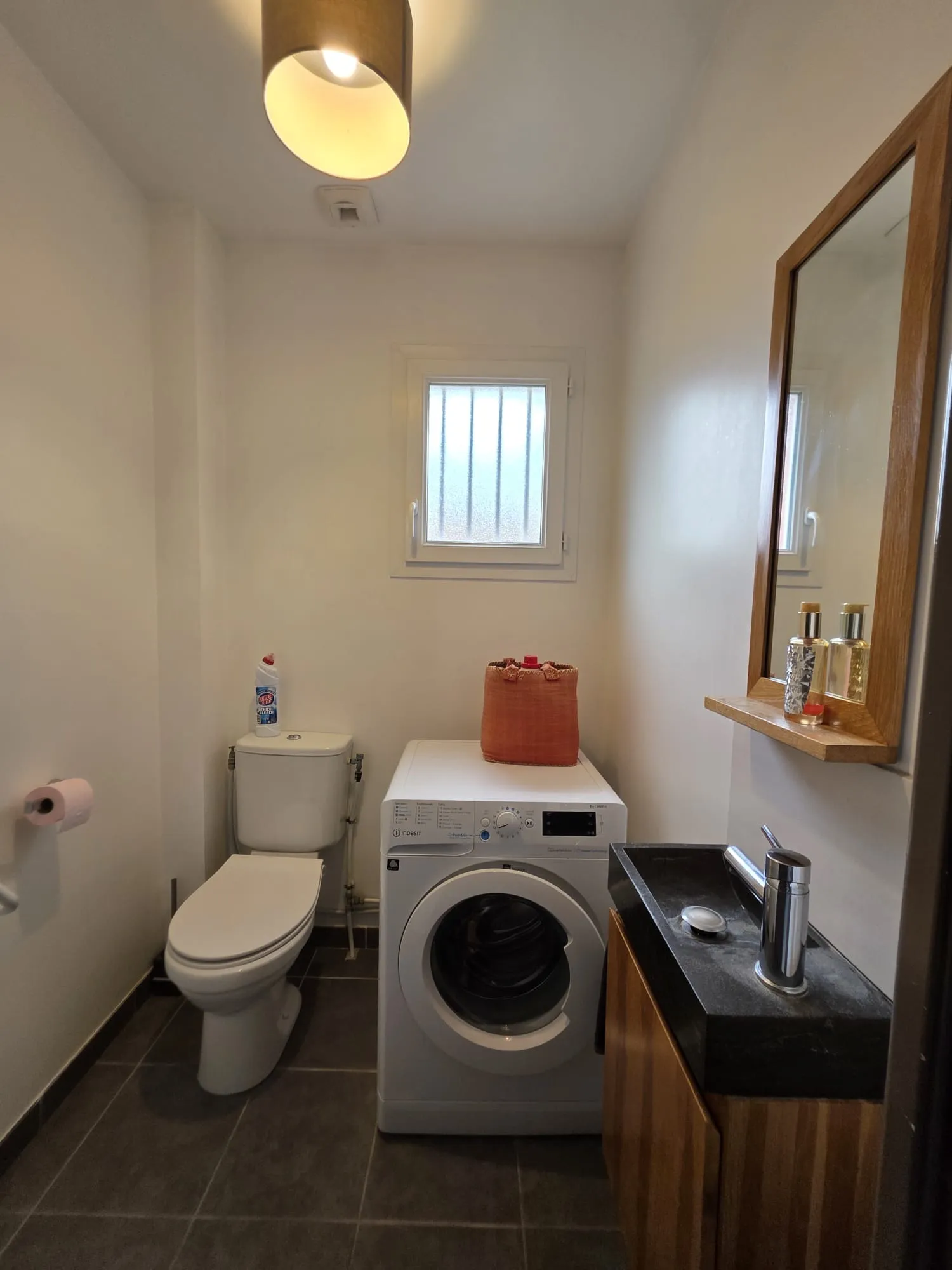 Les toilettes avec WC, lave-linge et lavabo